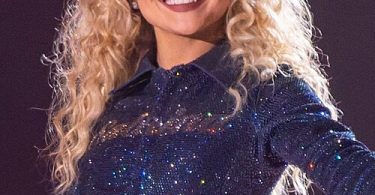 Sabrina Carpenter yellow dress